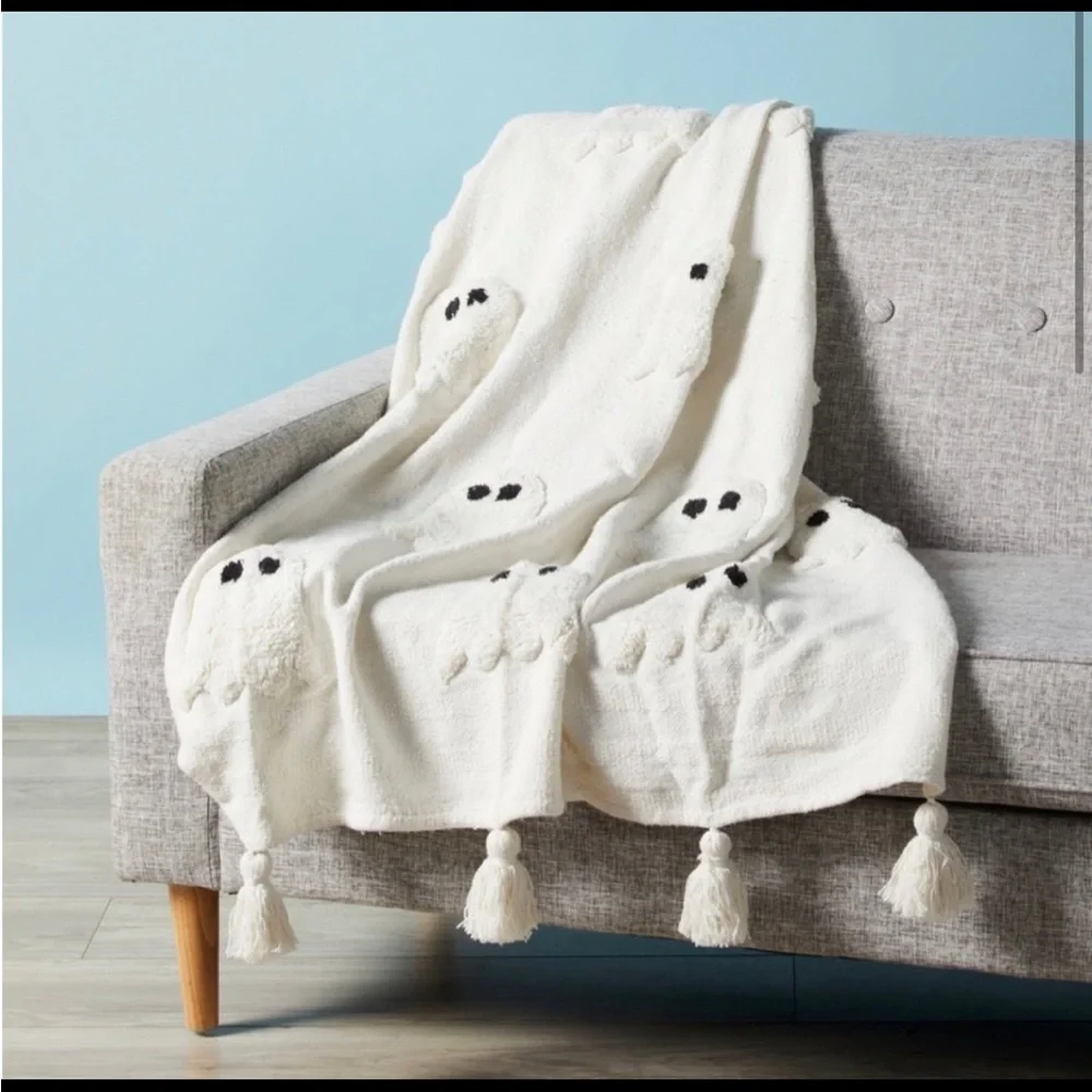 *Rare White on White Ghost Viral Halloween Throw Blanket